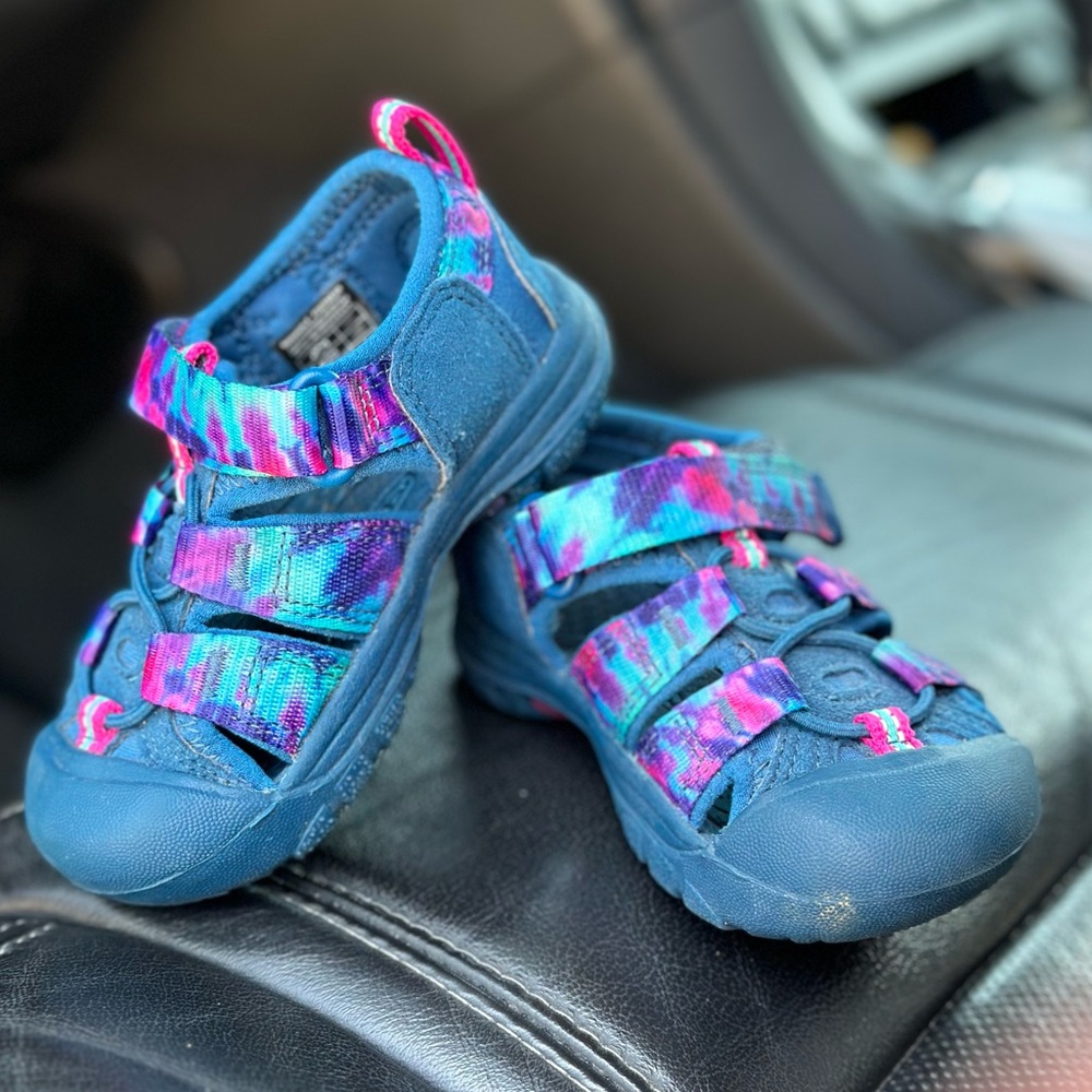KEEN Girls Venice H2 Closed Toe Water Sandals